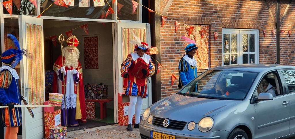 Vanuit de auto konden kinderen een puzzeltocht oplossen en langs Sint en de Pieten rijden. Foto: PR