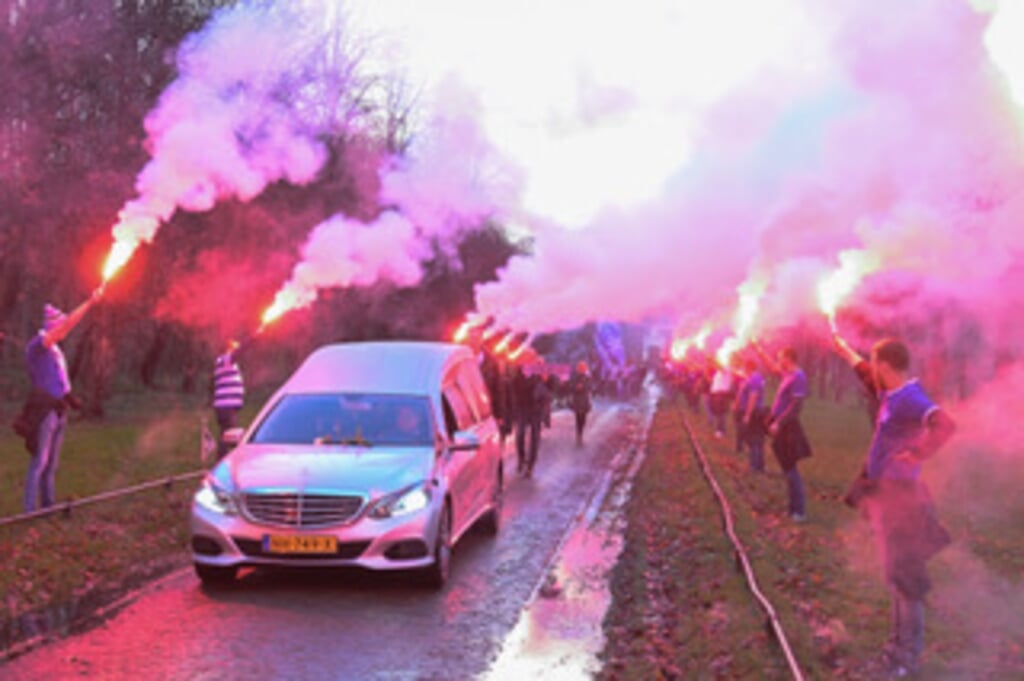 De rouwwagen rijdt door een erehaag van supporters. Foto: Henk den Brok