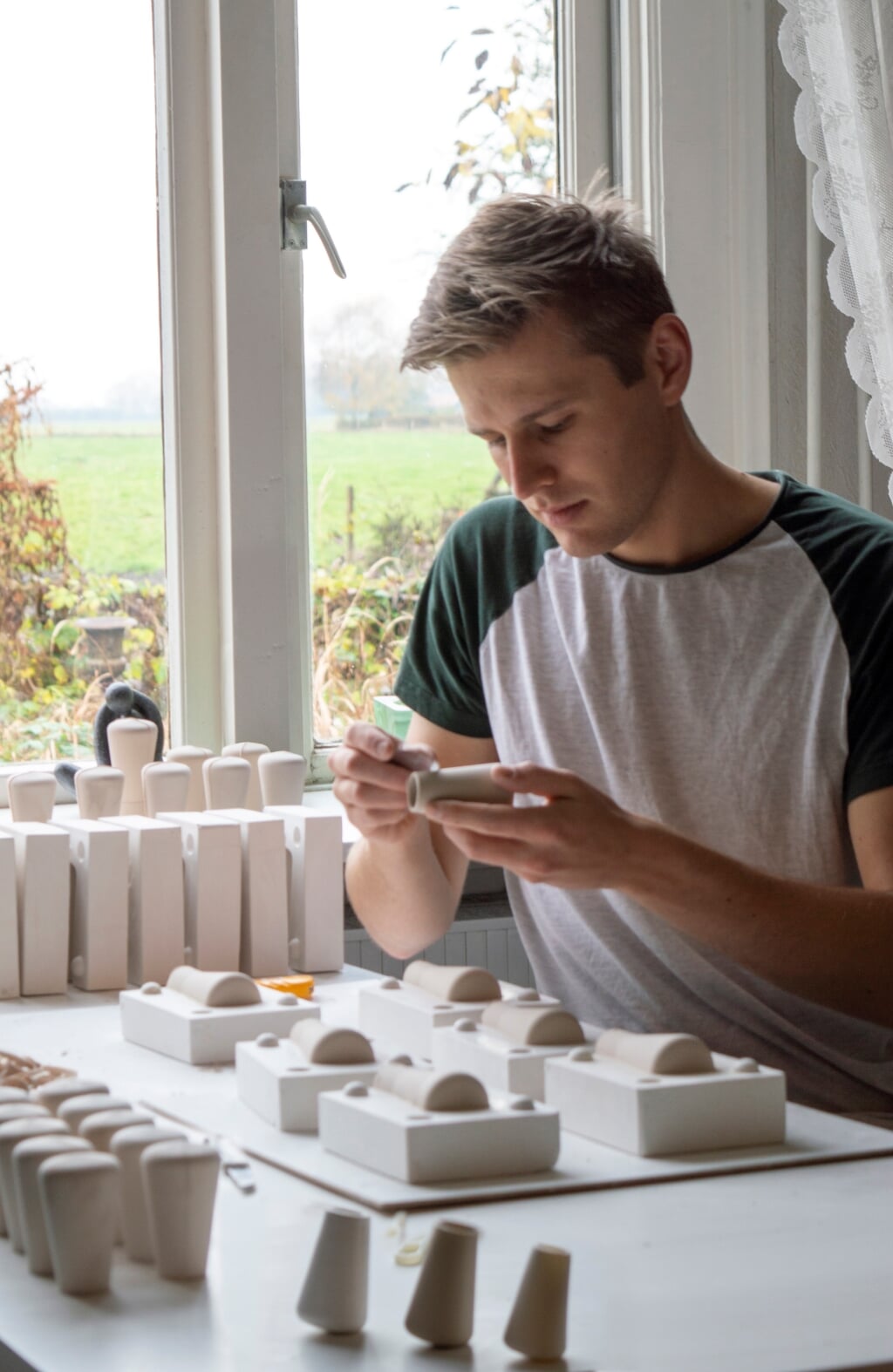 Floris Meijer maakt alle minivaasjes van porselein zelf. Eigen foto