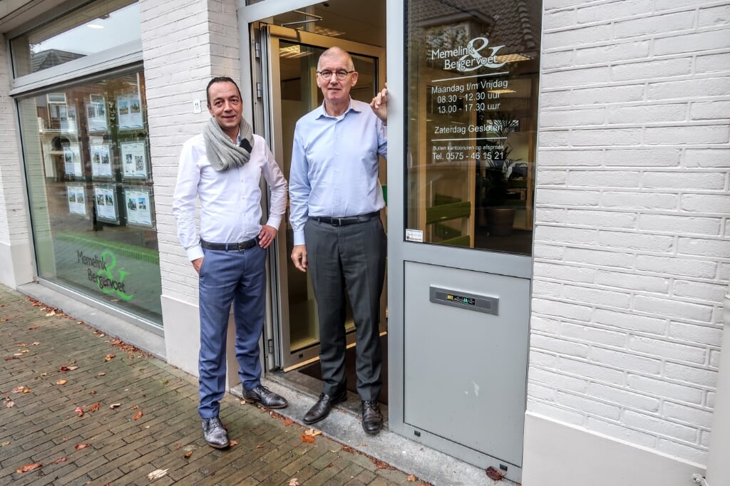 Jasper Klanderman (links) is de nieuwe eigenaar van het Hengelose Memelink & Bergervoet. Tonnie Bergervoet blijft de komende jaren nog werkzaam binnen het kantoor in verzekeringen en hypotheken. Foto: Luuk Stam