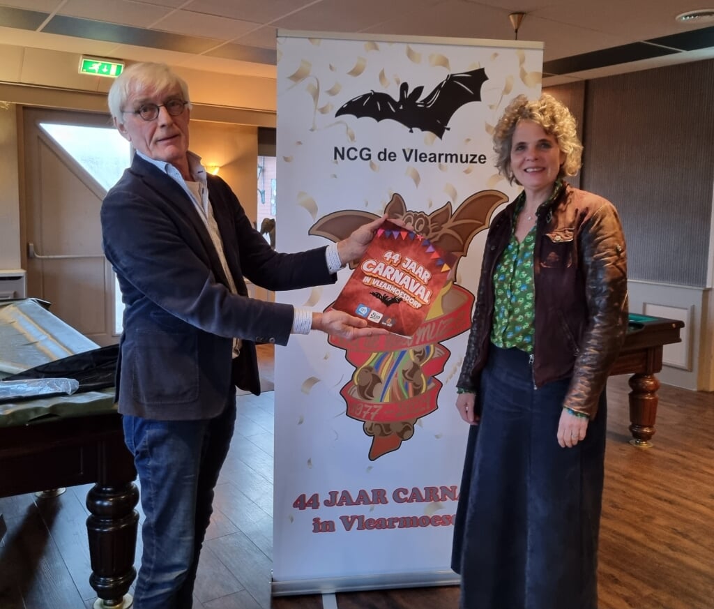 Ria Ruiterkamp en Herbert Wensink presenteren het plaatjesboek ‘44 jaar carnaval in Vlearmoesdorp’. Foto: Rob Weeber