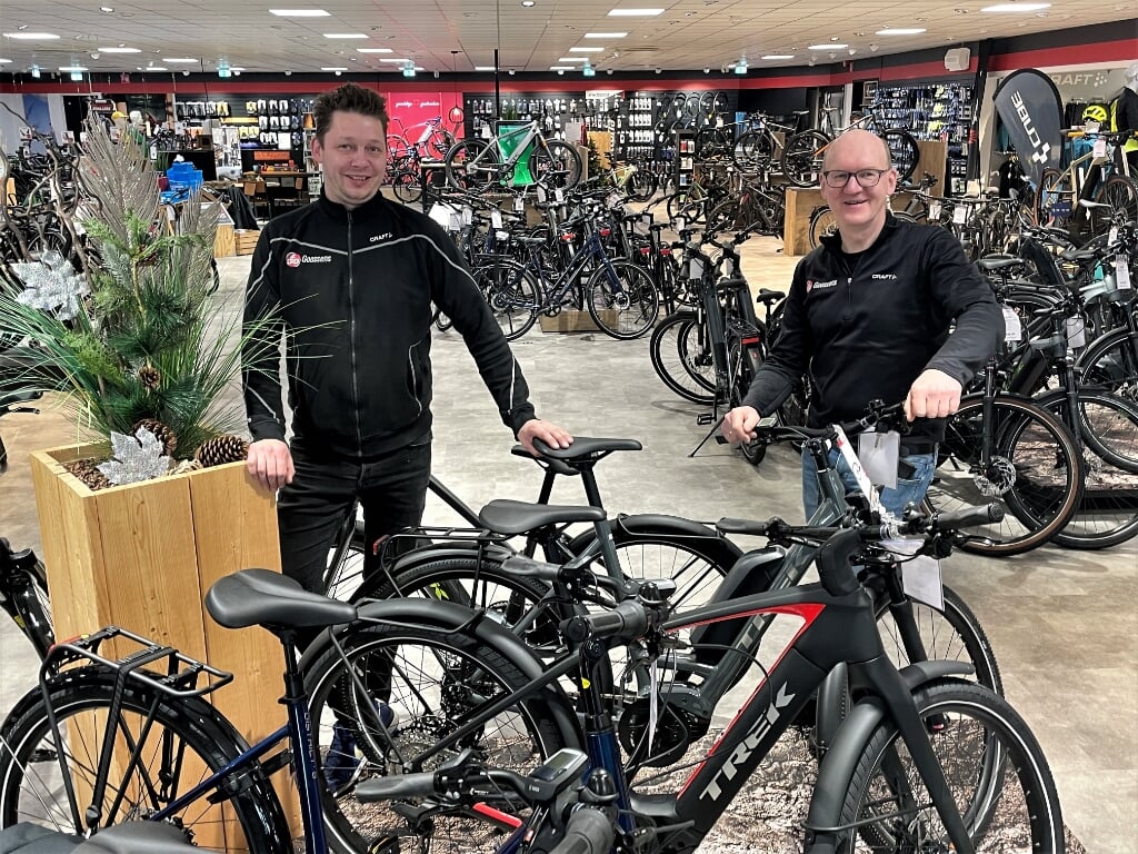 Anton Hoevers (links) en eigenaar Henk Beumer van Goossens in de winkel aan de Prins Bernhardweg in Lochem. Foto: Henri Bruntink