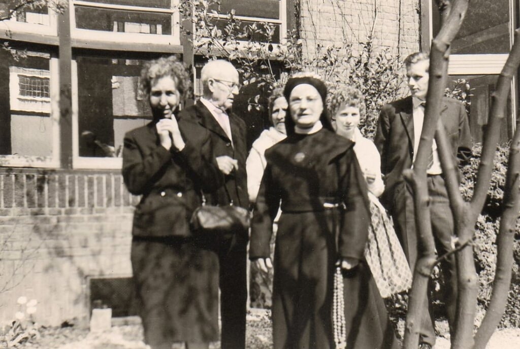Zuster Bernardine met familie. Foto: Archief Hans de Graaf