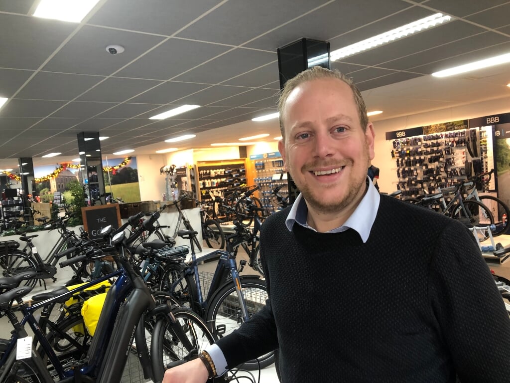 Thijs Bleumink showt in zijn winkel te Vorden het assortiment fietsen. “Maar de huidige voorraad kan door leveringsproblemen de vraag niet aan.”  Foto: Eric Klop