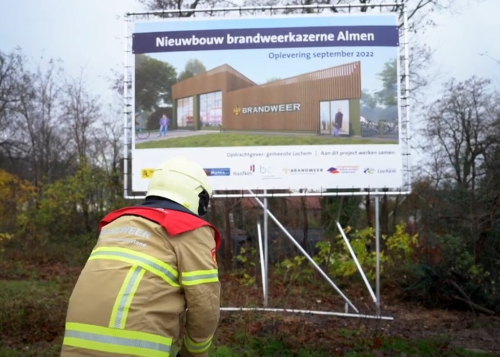 Beeld uit het filmpje waarin Freddie Heuvelink, postcommandant van de brandweer in Almen, het startsein geeft voor de nieuwbouw. 