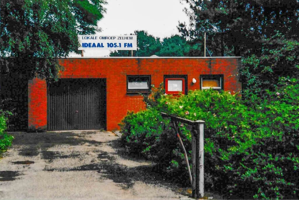 De eerste studio van Radio Ideaal, 30 jaar geleden, in de garage van Dennenlust. Archieffoto: Radio Ideaal
