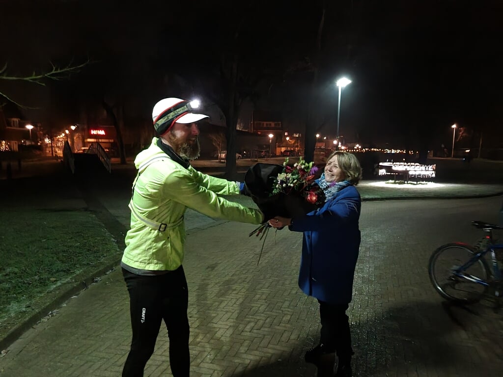 Aankomst atleet en lichtbrenger Rick Heutinck in Borculo, waar hij met een bos bloemen werd verwelkomd door wethouder Anjo Bosman. Foto: Rob Weeber