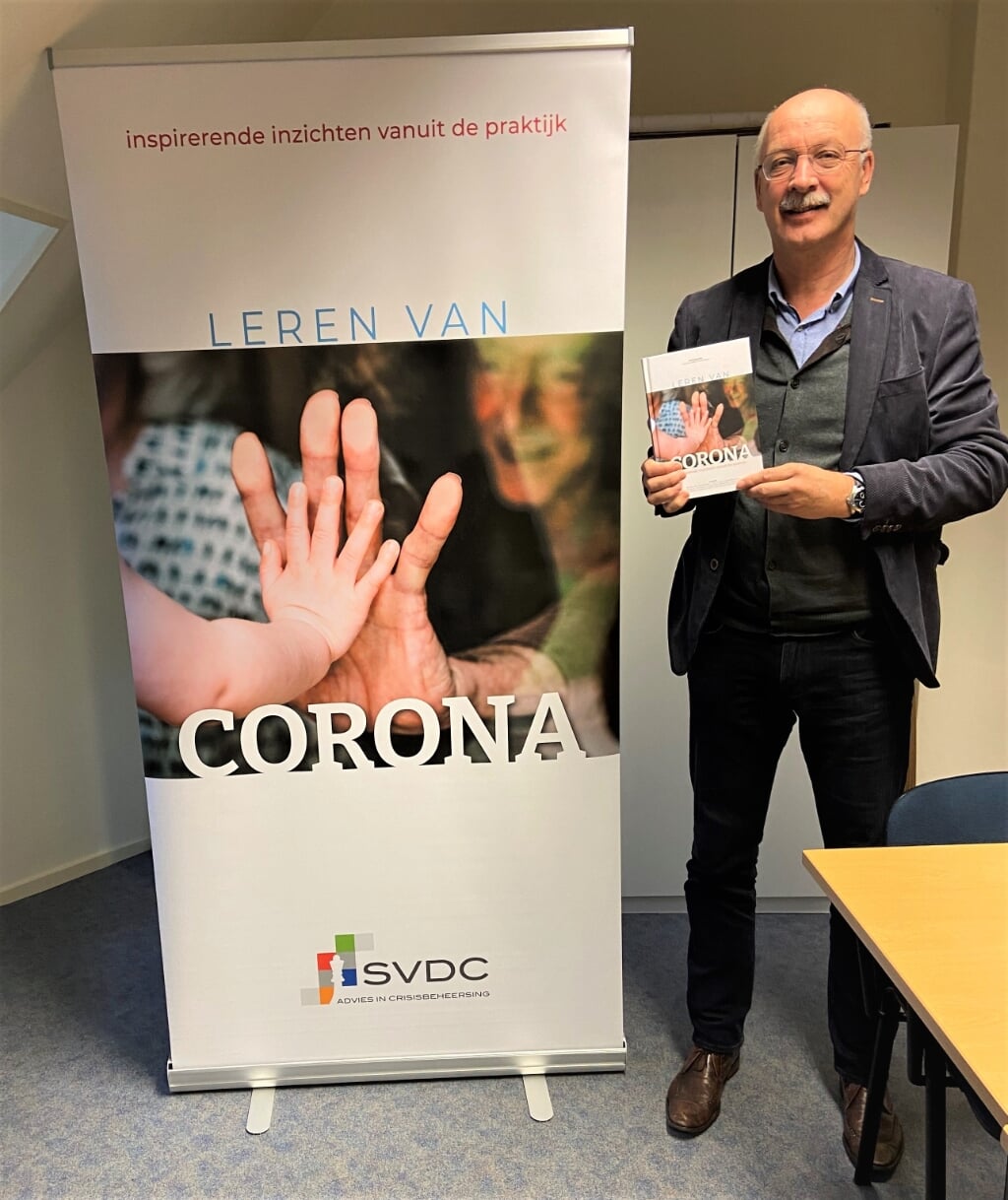 Crisisexpert Gert-Jan Ludden toont het nieuwe boek 'Leren van corona - inspirerende inzichten vanuit de praktijk'. Hij is hiervan de medesamensteller en eindredacteur. Eigen foto.