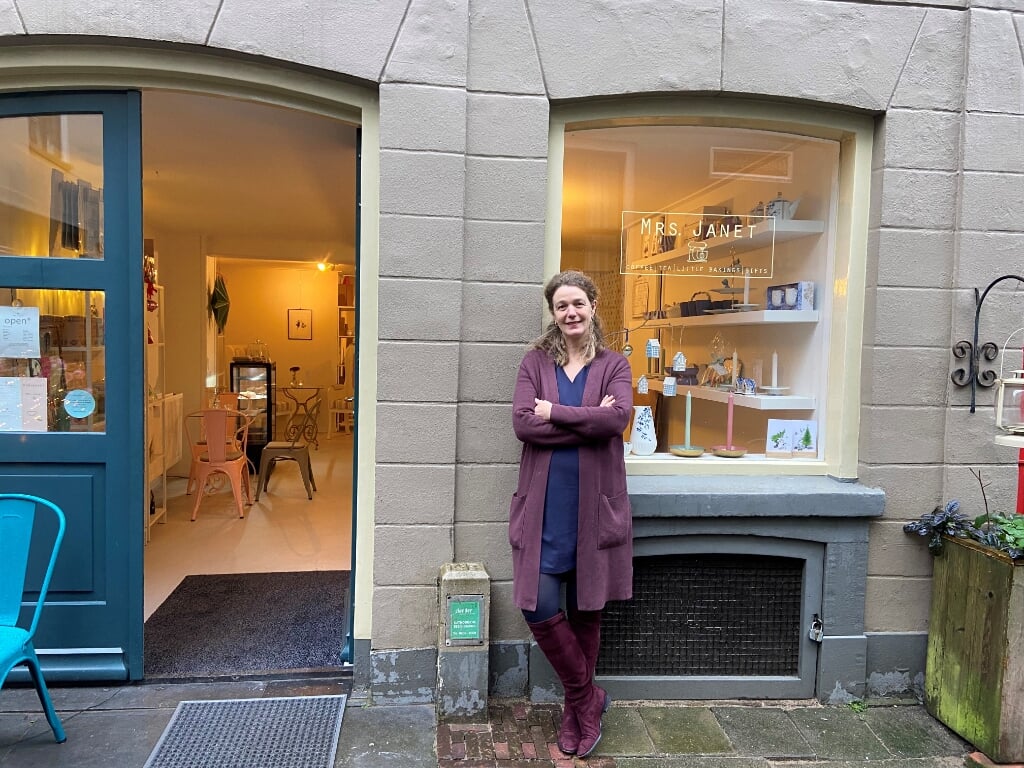 Bakker, verkoopster en gastvrouw Jeannet Amende voor haar winkel Mrs. Janet. Foto: Eline Amende