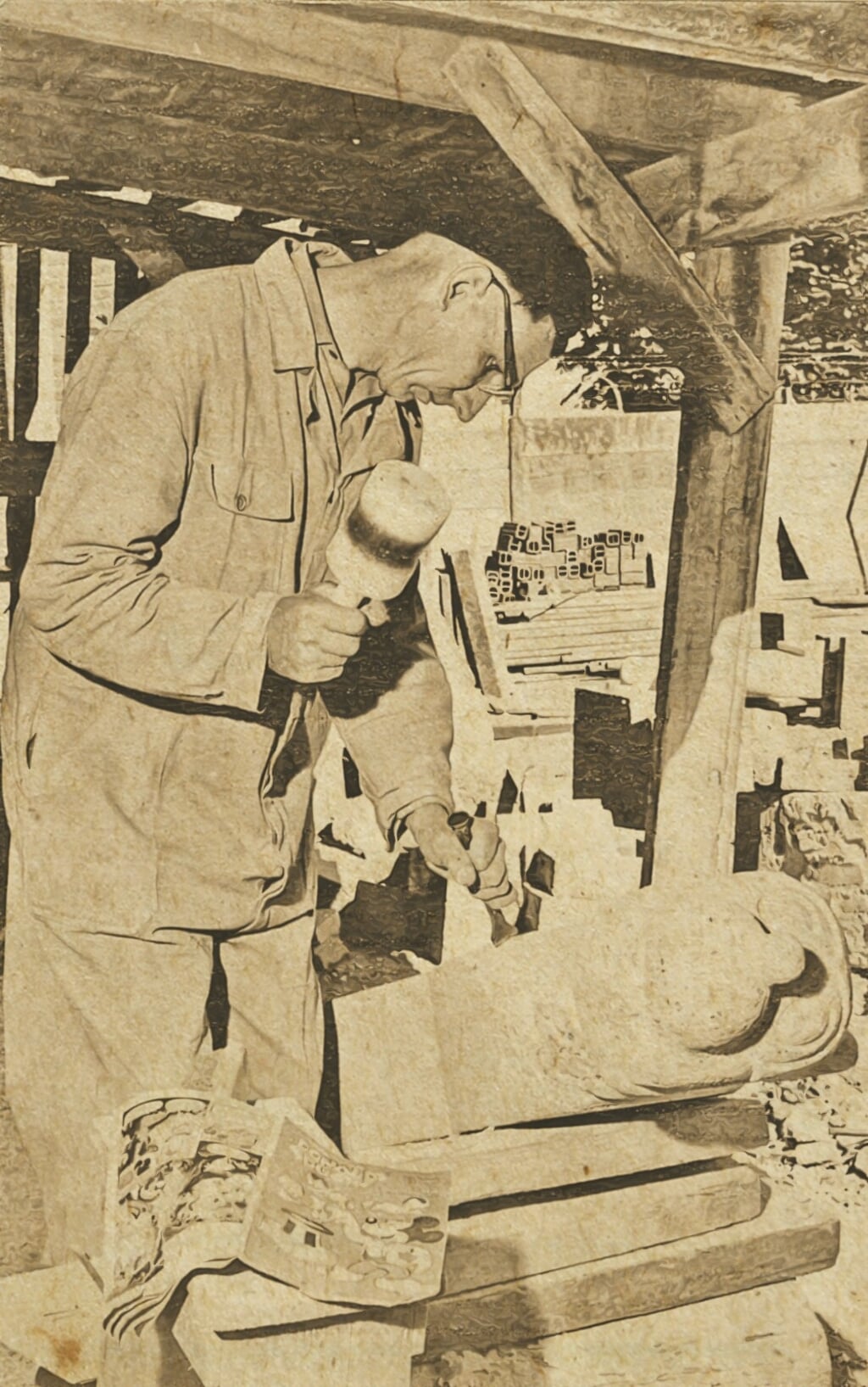 Beeldhouwer Henk Vreeling aan het werk. Uit de krant van toen. Foto uit de publicatie 'Een kerk als tijdsbeeld'