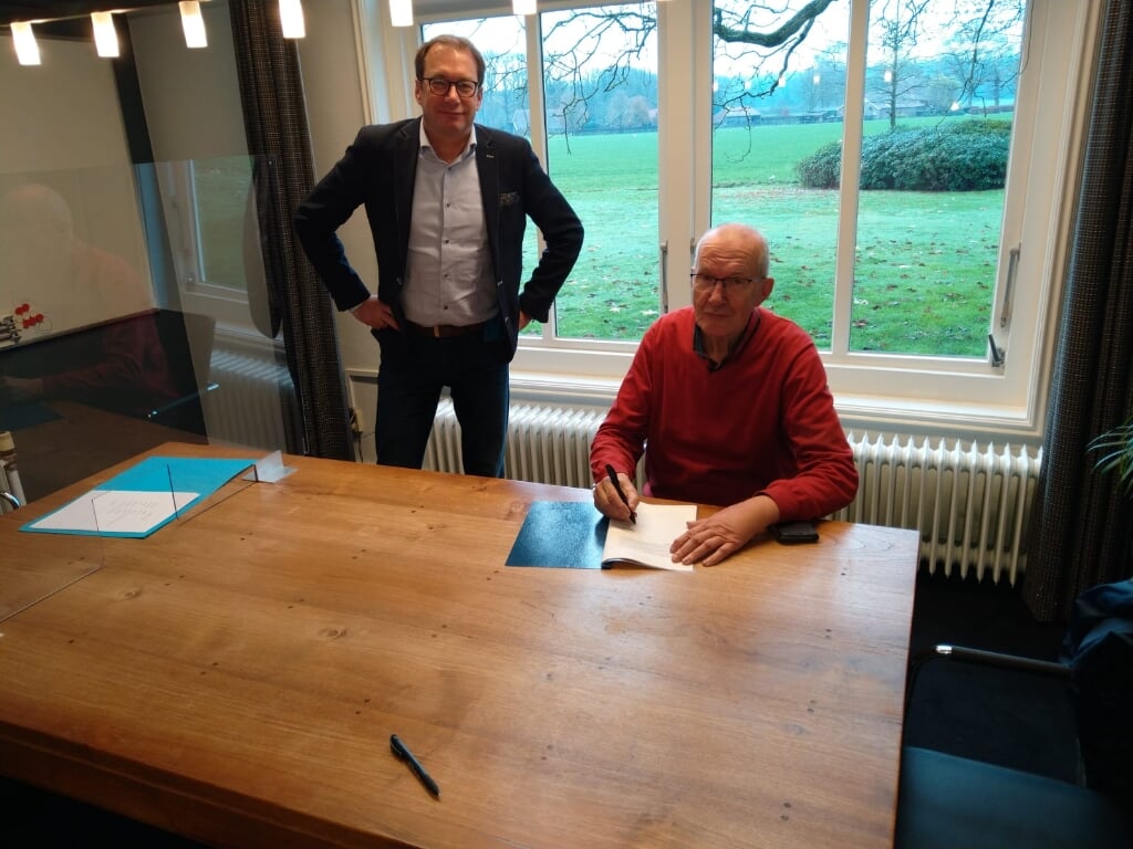 Gerrit Stegeman ondertekent bij de notaris de oprichtingsakte van de nieuwe stichting. Foto: PR 