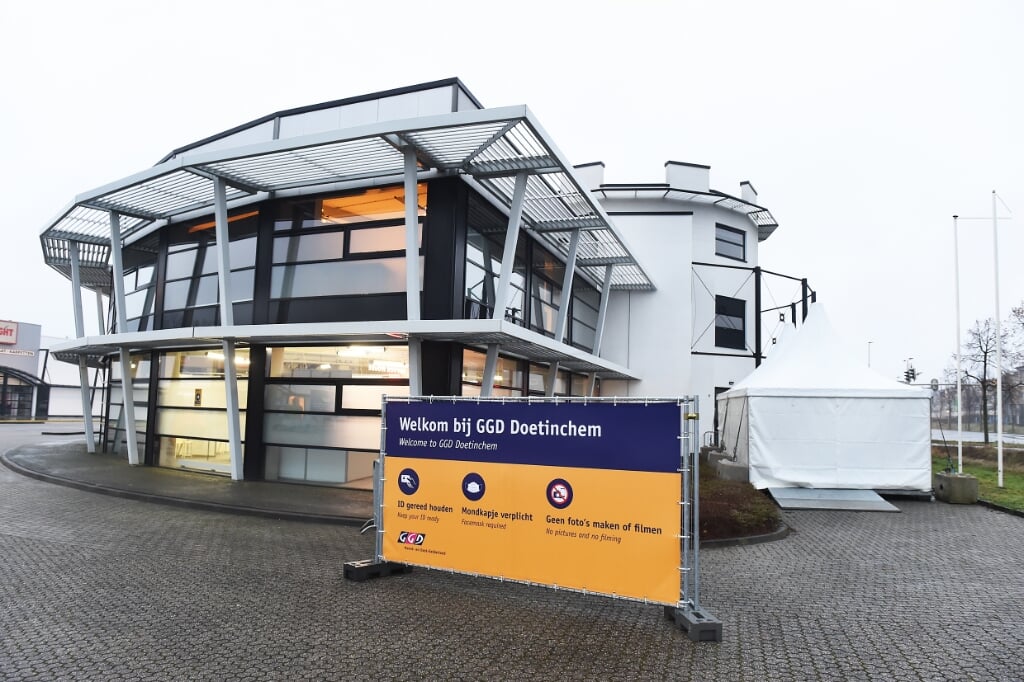 De GGD heeft de vaccinatielocatie in voormalige lampenwinkel van Wormskamp geopend op de Woonboulevard Oost in Doetinchem. Foto: Roel Kleinpenning