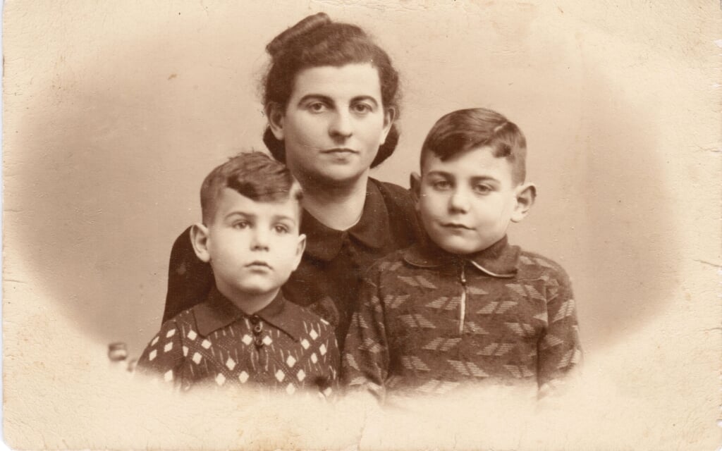 Sallo (links) met zijn moeder en zijn broer David, voor de onderduik. Foto: eigen foto
