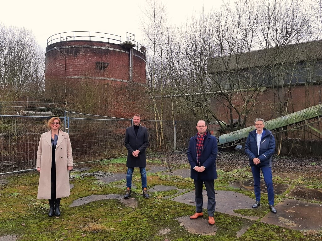 Vlnr: Hanke Struik (ProWonen), Maikel van der Neut (gemeente Berkelland), Ard-Jan Bolijn (Careaz) en Rudi Gerard (Waterschap Rijn en IJssel). Foto: PR