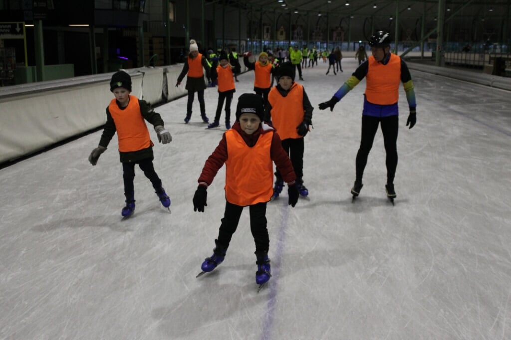 Leren schaatsen op de IJsbaan Twente.  Foto: PR