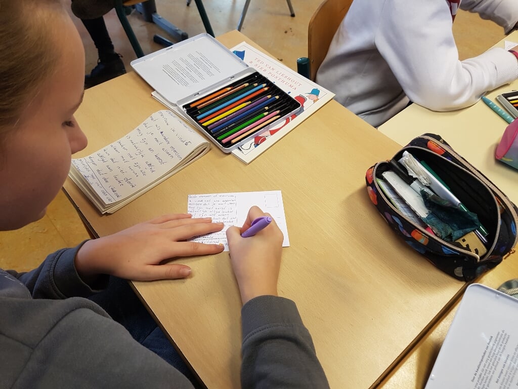Op obs De Hofmaat zijn de kinderen druk in de weer om te schrijven voor eenzame ouderen. Foto: PR