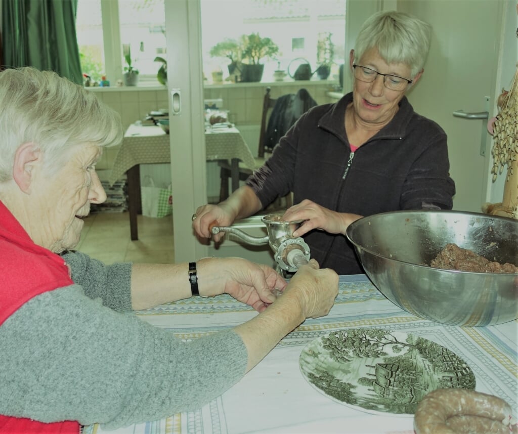 Co Knappstein (links) helpt haar dochter Jaqueline bij het worst maken. Foto: Peter van de Vondervoort
