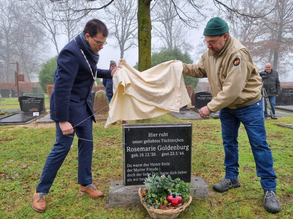Onthulling van het gerestaureerde graf van Rosemarie Goldenburg door burgemeester Joost van Oostrum (l) en Wilco Kuiperij. Foto: Rob Weeber