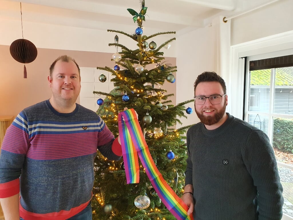 Michiel Wopereis (links) en Chris Rougoor trots met de regenboogsjerp bij de kerstboom. Foto: Henri Walterbos