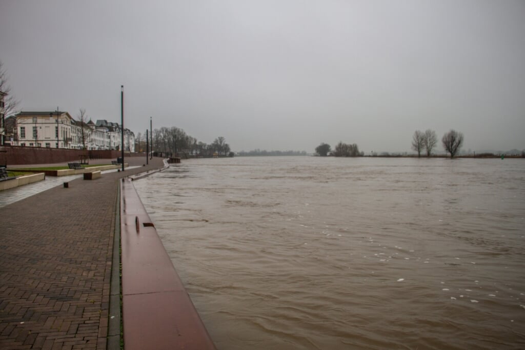 Hoog water in de IJssel bij Zutphen; zicht richting Nieuwe IJsselbrug vanaf de IJsselkade. Foto: Achterhoekfoto.nl/Liesbeth Spaansen 