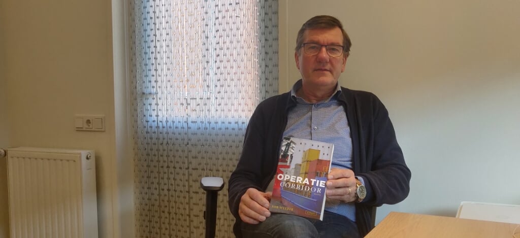Rob Weeber met zijn vierde boek, Operatie Corridor. Foto: Rob Stevens