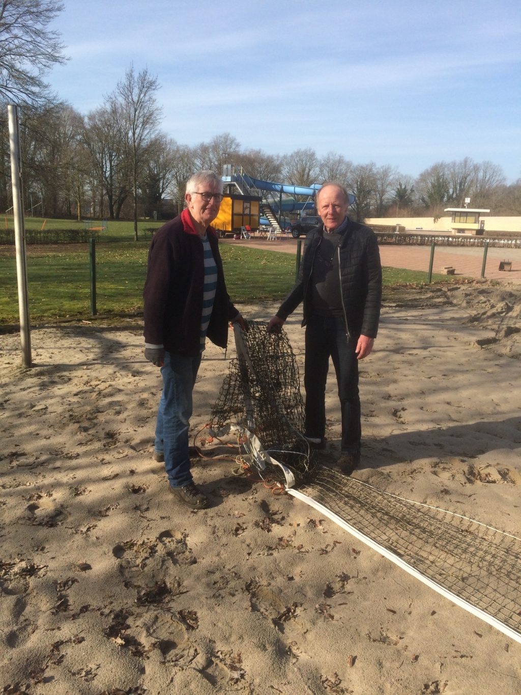 Johan Cerneus (links) en Rinus Bolster ruimen alvast het oude volleybalnet op. Foto: Bert Dijkhuizen