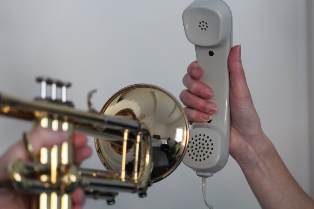 Muziekvereniging Crescendo biedt muzikale opstekertjes via de telefoon. Foto: Noortje Jolink