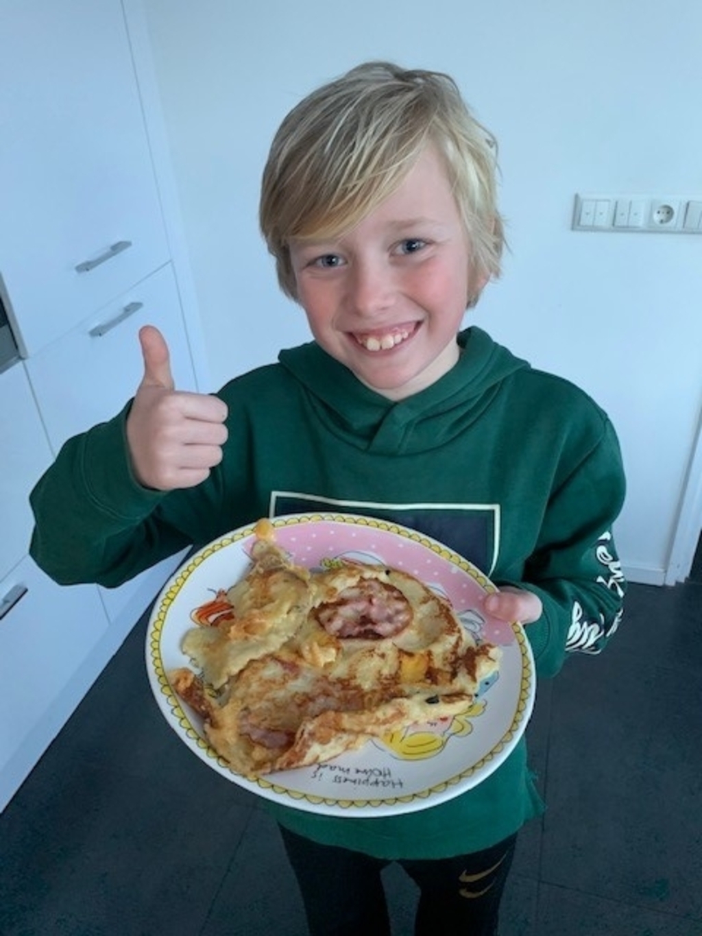 Julian is tevreden over zijn pannenkoek. Foto: Familie De Vries