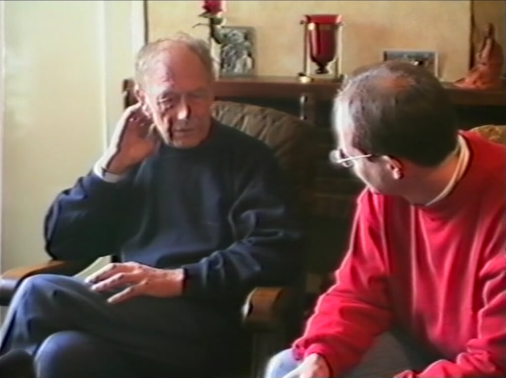 Een fragment uit de indrukwekkende herdenkingsvideo. Hier Joop Kruip (links) in gesprek. Foto: PR Stichting 4 en 5 mei Lichtenvoorde 