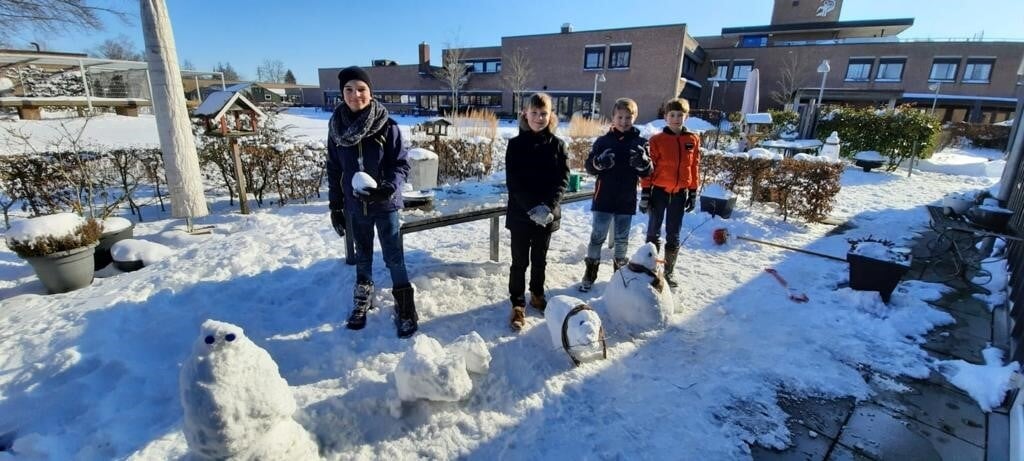 Kinderen van de Stegemanschool maken sneeuwpoppen voor de bewoners van de Pronsweide. Foto: PR Stegemanschool