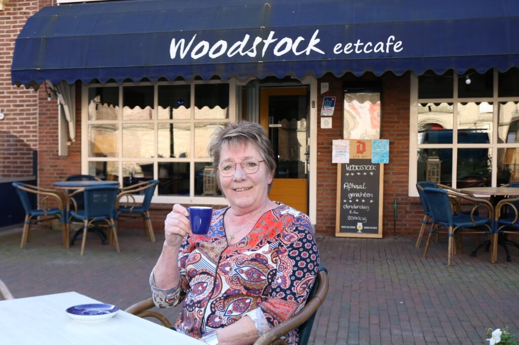 Hendy Brinkert drinkt een kopje koffie op haar eigen terras. Ze vindt dat de terrassen weer open kunnen. Foto: Arjen Dieperink