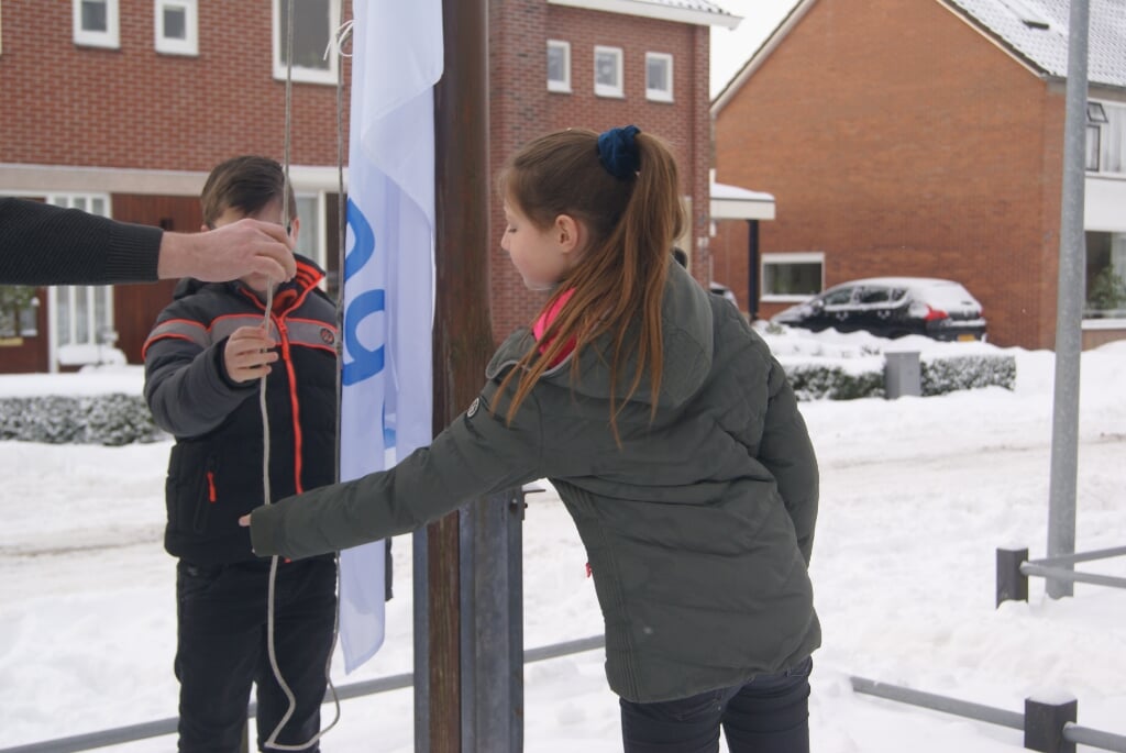 De vlag wordt gehesen door Jurre Mateman en Liselotte-Sophie Eising. Foto: Eva Schipper
