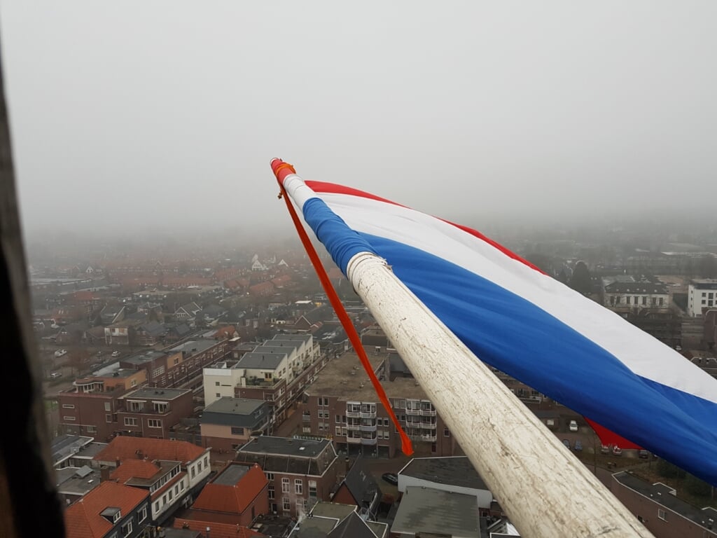 De vlag boven op de Jacobstoren. Foto: Corné Humme