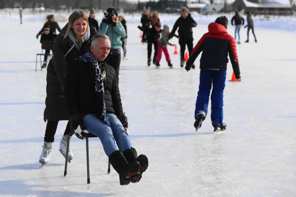 Een stoel om het schaatsen mee te oefenen, Martien Meiland laat er zich liever als op een sleetje over de schaatsbaan duwen. Foto: Achterhoekfoto.nl/Albert Schreuder