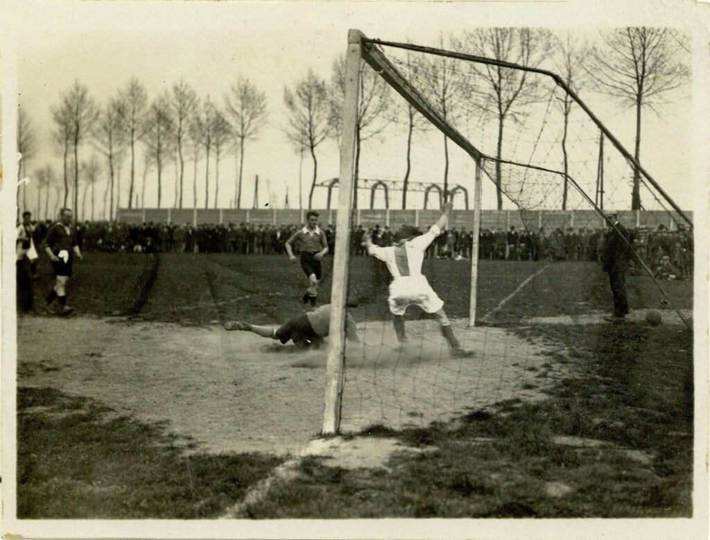 Be Quick in 1928: Nadat Lebbink hard op de paal heeft geschoten, snelt Michielsen toe om het tweede doelpunt voor Be Quick te scoren. Foto: collectie Erfgoedcentrum Zutphen