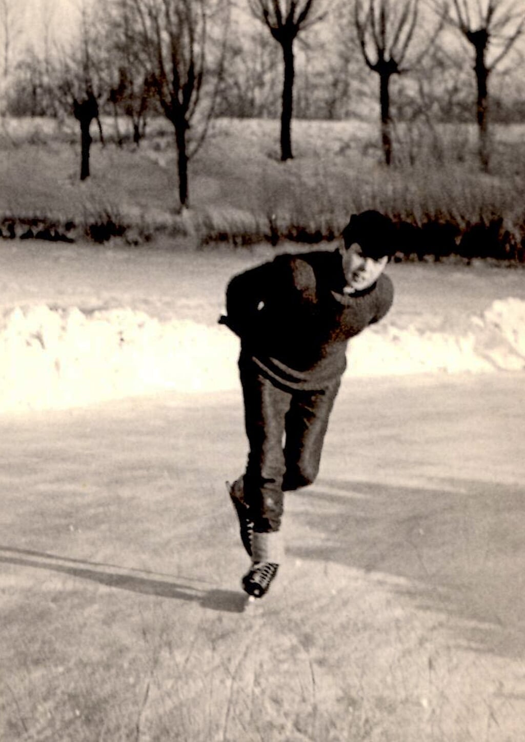 Guus aan het schaatsen op de Molenkolk in Steenderen, 1963. Eigen foto