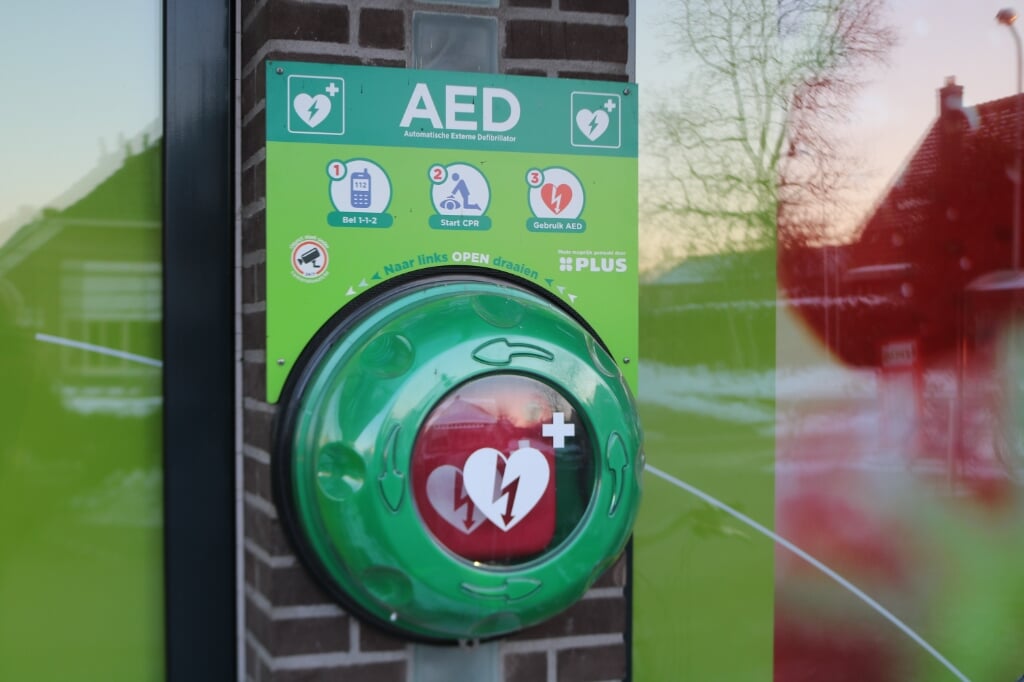 De AED bij PLUS Cornelis is 24/7 voor iedereen beschikbaar. Foto: Arjen Dieperink