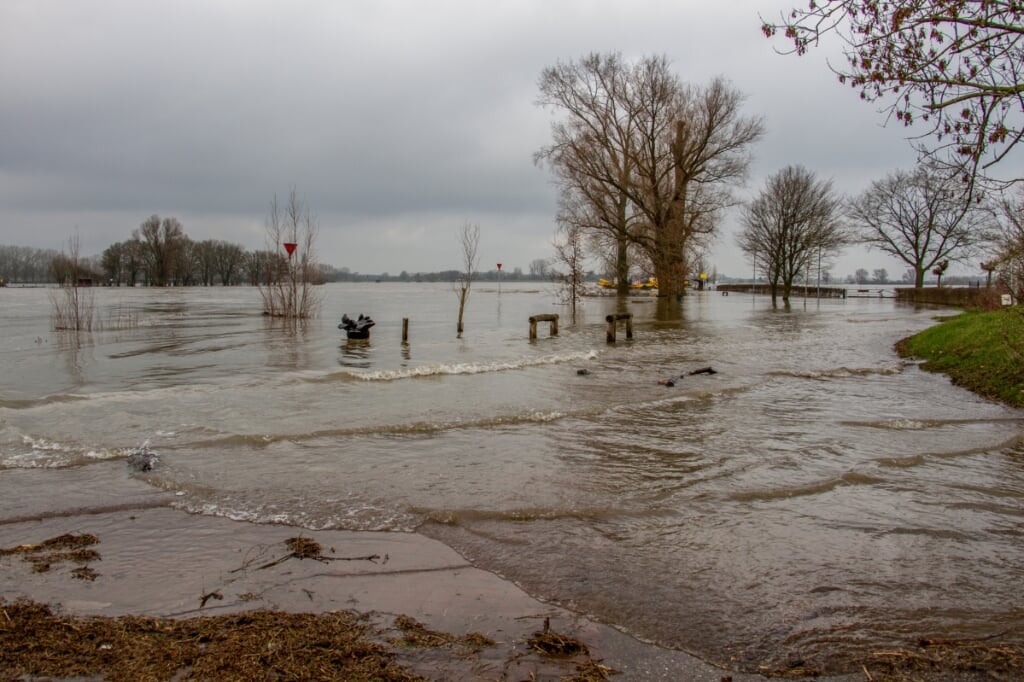 Het water bij het Bronkhorsterveer komt steeds hoger, zeker als er net een schip voorbij is gekomen. Foto: Achterhoekfoto.nl/Liesbeth Spaansen