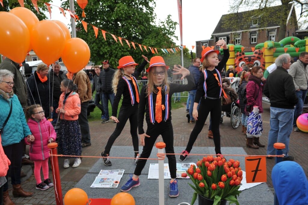 Het hoogtepunt van de middagactiviteiten tijdens Koningsdag 2017 in Vorden was wel de Living Statues door de kinderen. Foto: Achterhoekfoto.nl