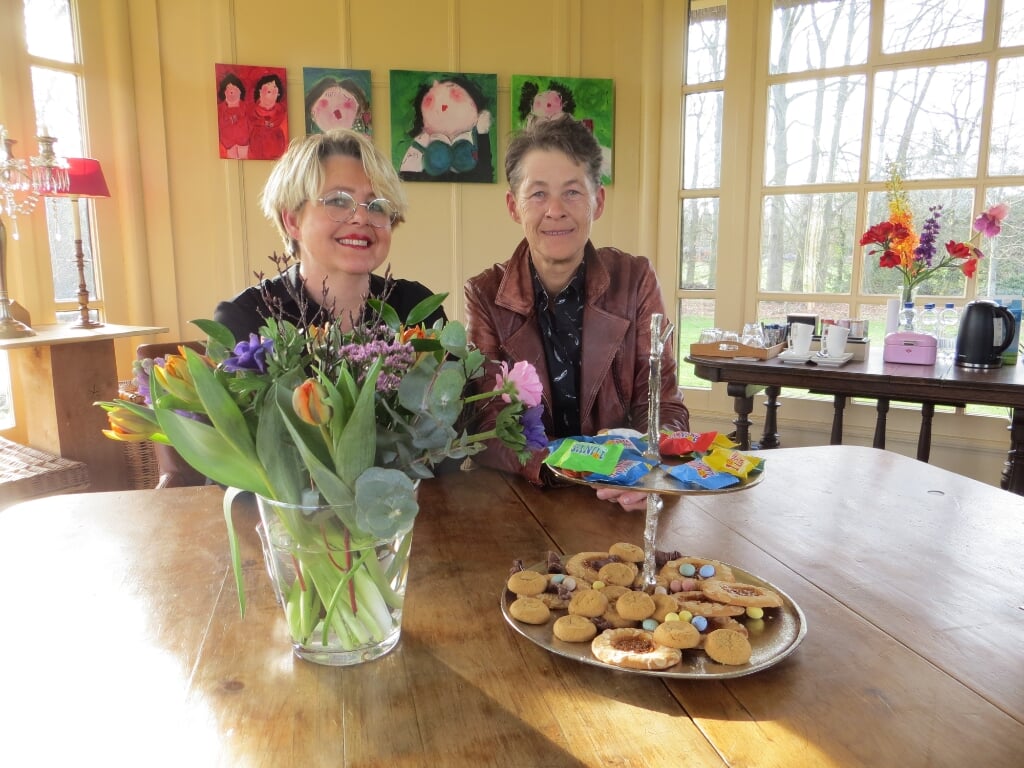 Cindy Geurkink en Ineke Scholts in de theekoepel aan de Meekertweg. Foto: Bernhard Harfsterkamp
