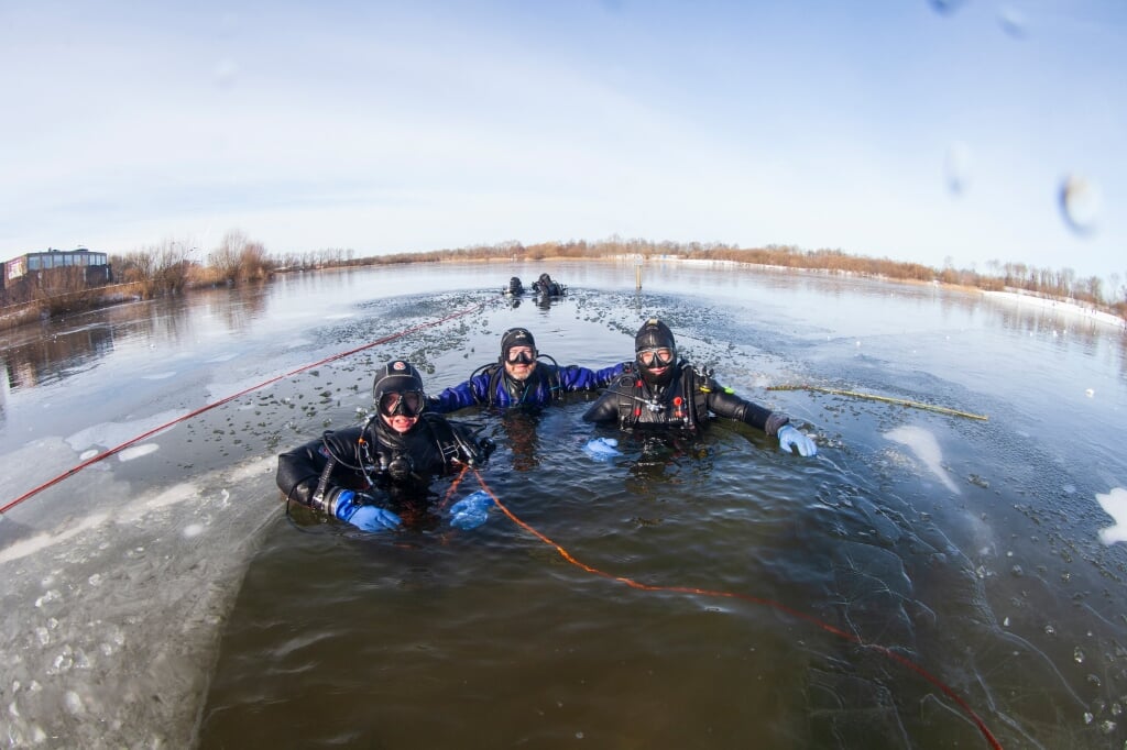 Zutphen - Duikers van de Zutphense duikvereniging Albacare maken een ijsduik in het Bronsbergenmeer. Duiker Peter Schrijvers onder het ijs.