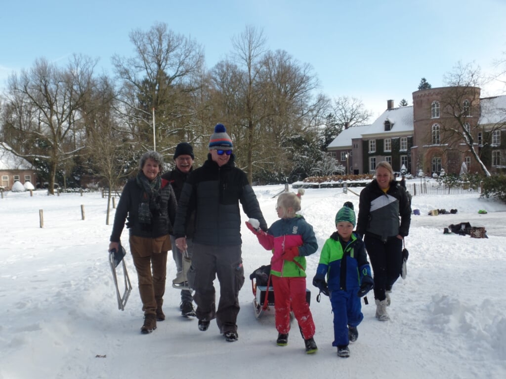De familie Addink vermaakte zich opperbest op de gracht en in de sneeuw bij kasteel De Wildenborch. Foto: Jan Hendriksen 