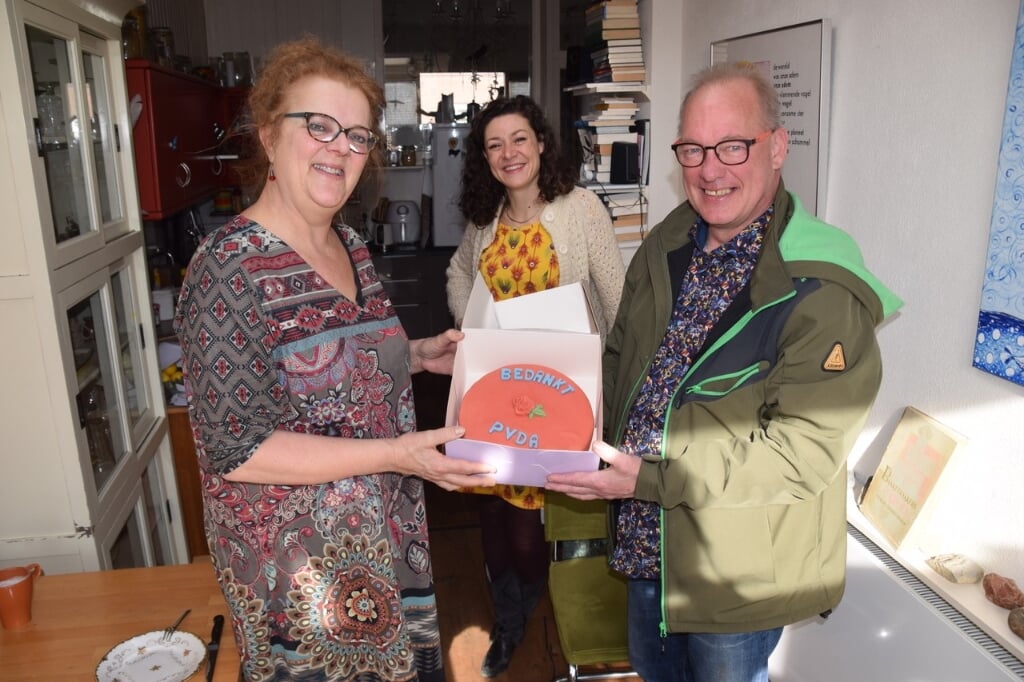 Merel Harkink (l) ontvangt de rode taart uit handen van PvdA-raadslid Frans Manders in het bijzijn van Merel Hubatka (m). Foto: PR