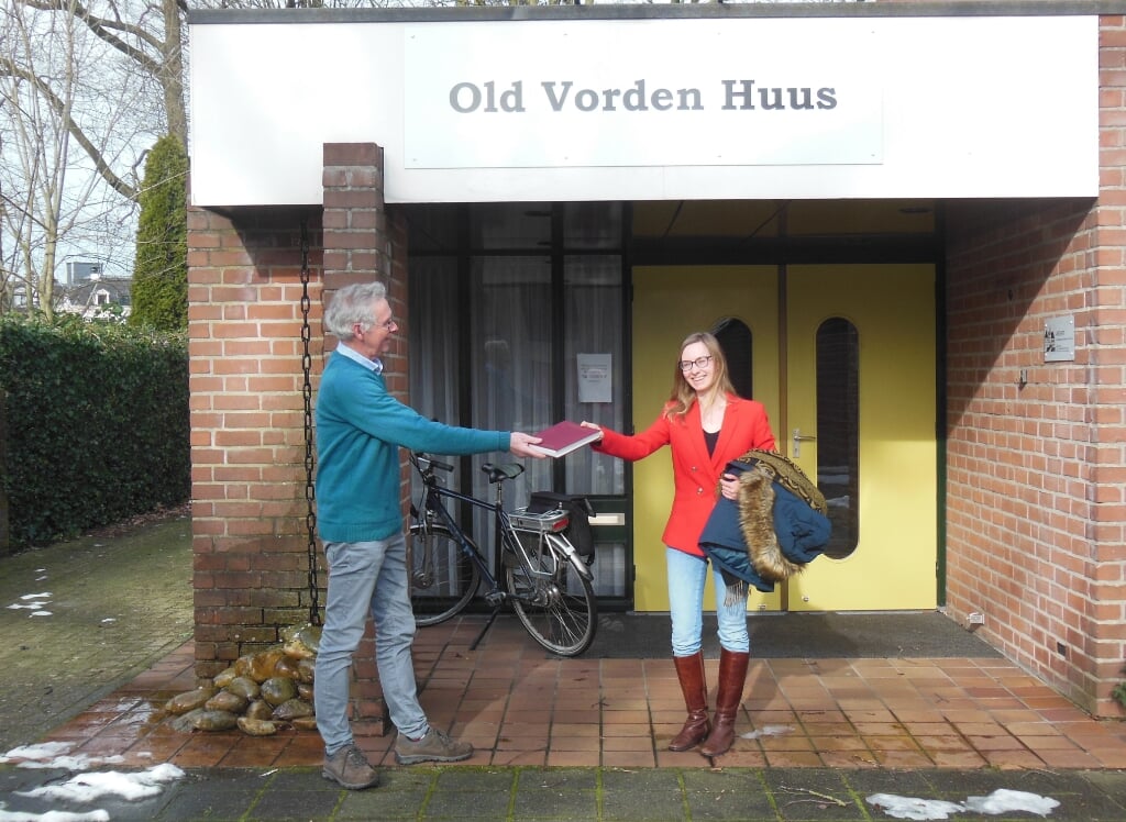 Penningmeester Gerrit Vlogman reikt coronaproof de aanmoedigingsprijs uit aan Carlijn Heersink voor het Old Vorden Huus. Foto: Oud Vorden