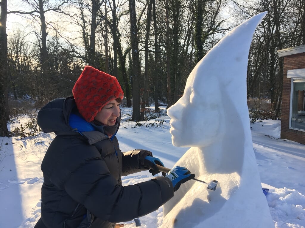 Helena Bangert bezig met haar sneeuwsculptuur: "Na een week is het helaas weer een plas water." Foto: eigen foto