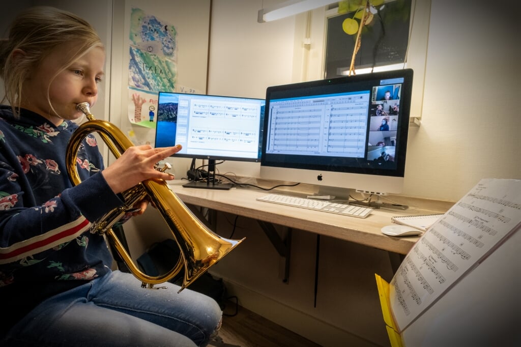 Pien Roelofsen (9) speelt op haar bugel tijdens de online repetitie van Get Started. Foto: Mathijs Roelofsen