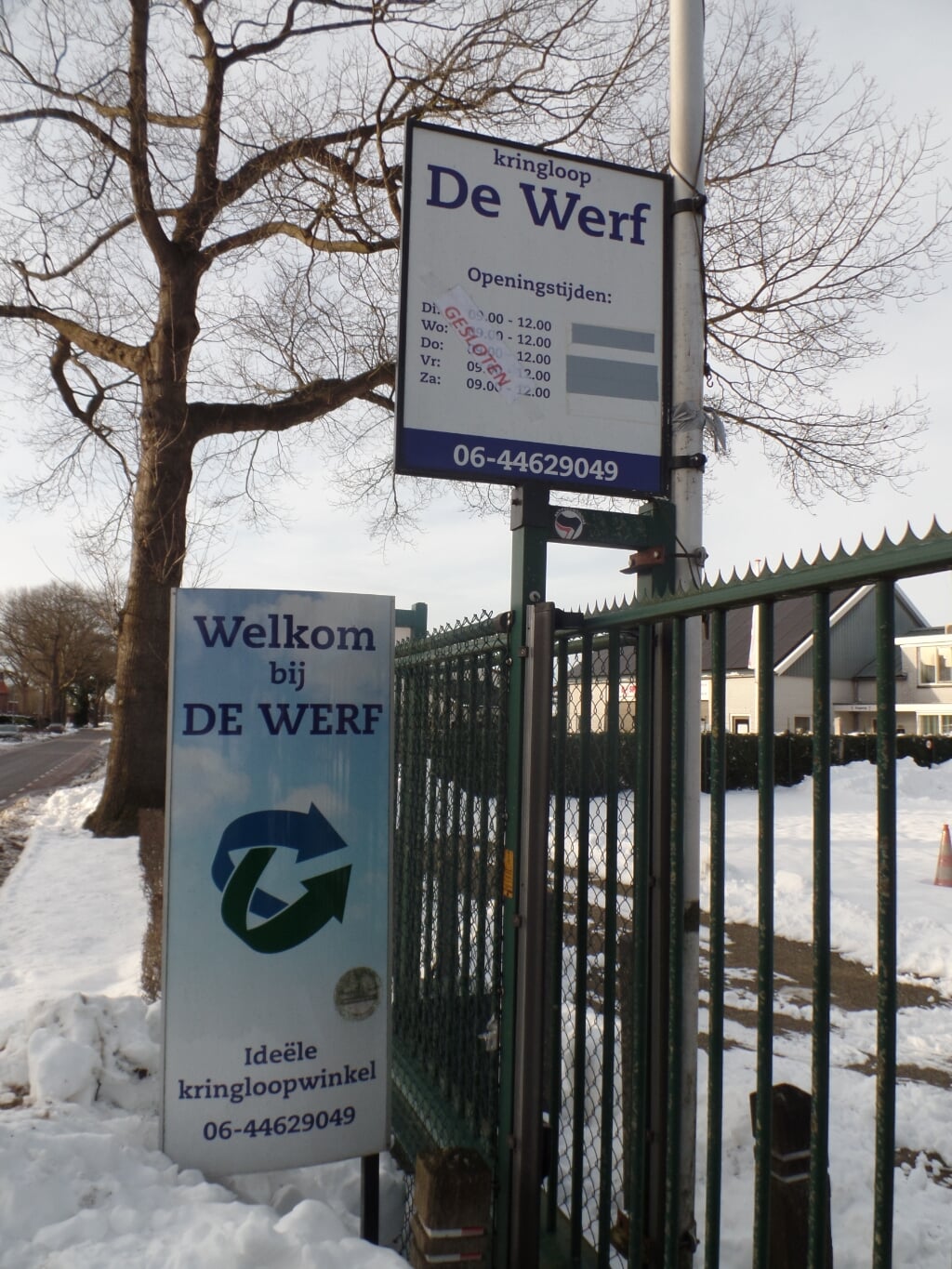 Welkom bij De Werf staat op het bord. Liefst zo snel mogelijk, wat de Kringloopwinkel betreft. Foto: Jan Hendriksen 