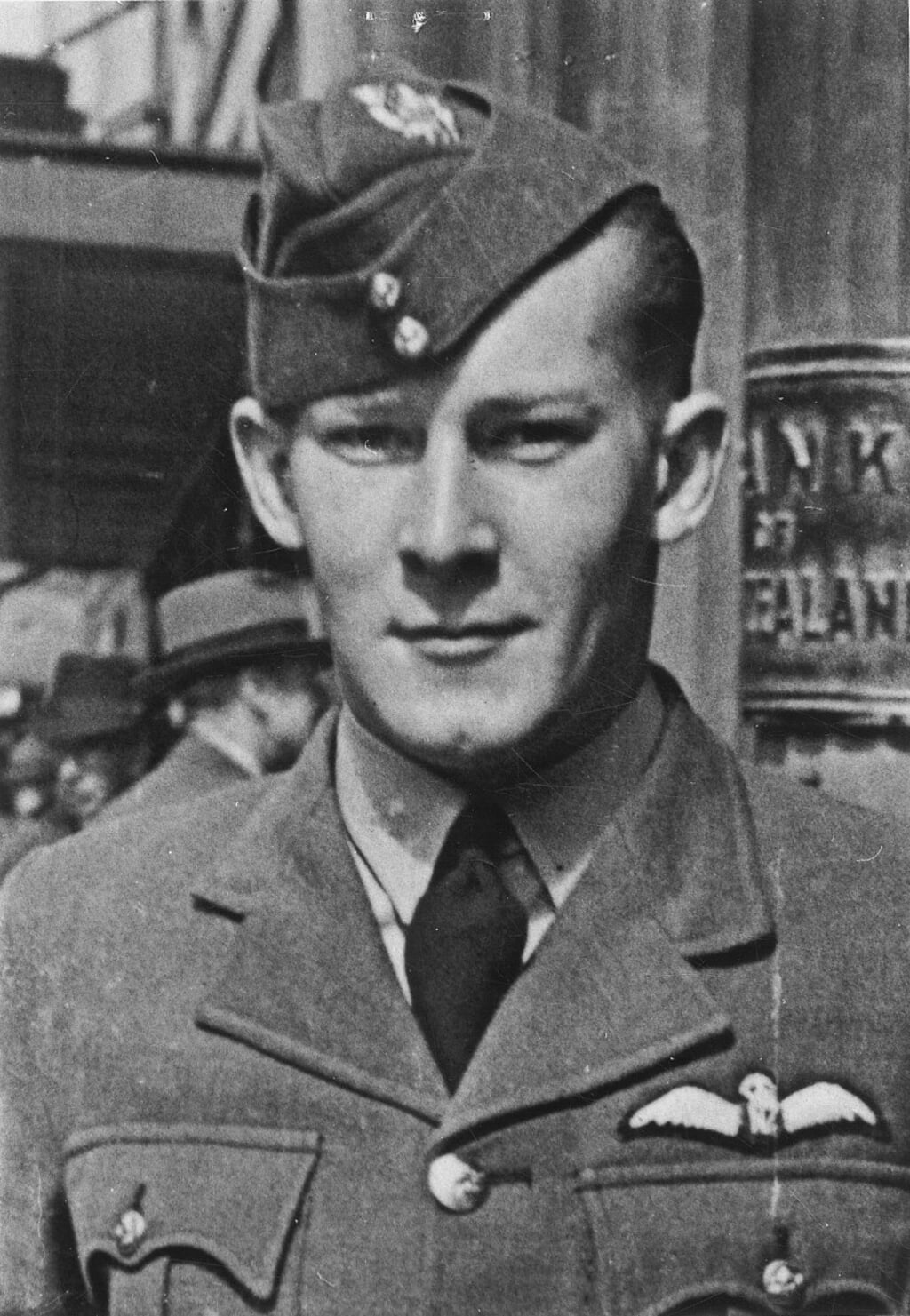 Bijgewerkte foto van de in 1944 in Zutphen gesneuvelde Nieuw Zeelandse piloot William Gibbs Abbott door Harm Kuijper. 