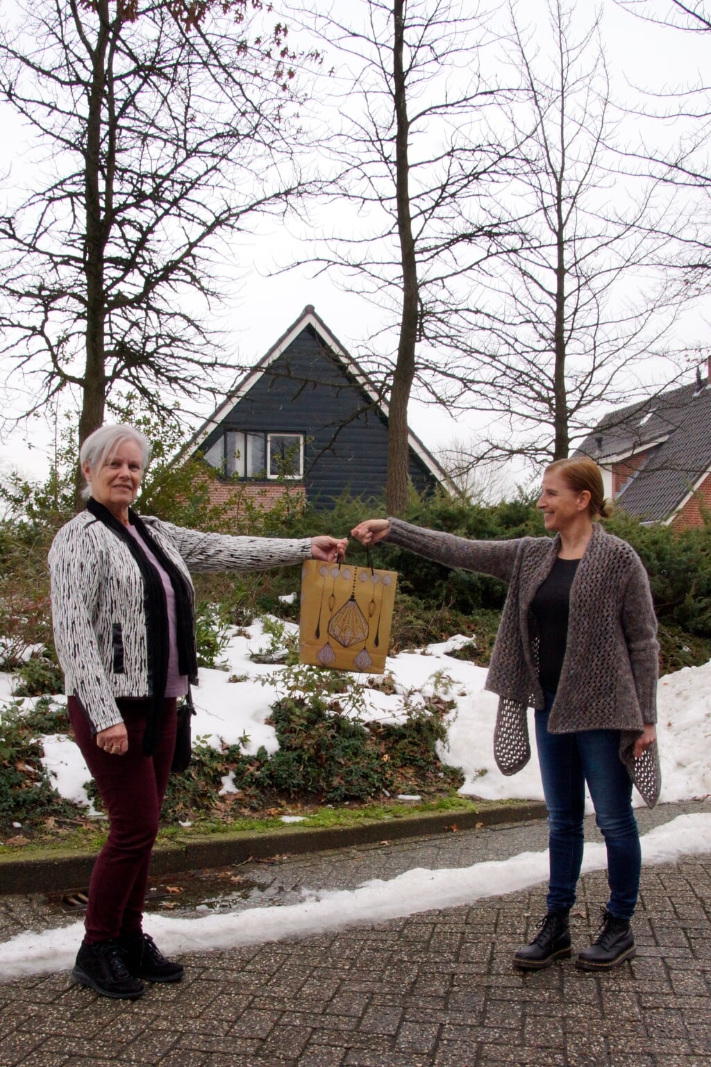 Marijke Penterman (links) ontvangt haar prijs van Achterhoek Nieuws-medewerkster Inge Flamma. Foto: Anouk Kots