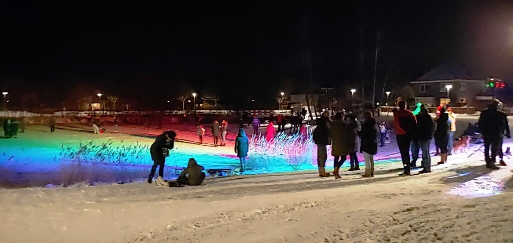 Zaterdag- en zondagavond ontstond er een spontane schaatsdisco op de visvijver ‘De Holtmaet’ in Vorden. Foto: Michel Besselink